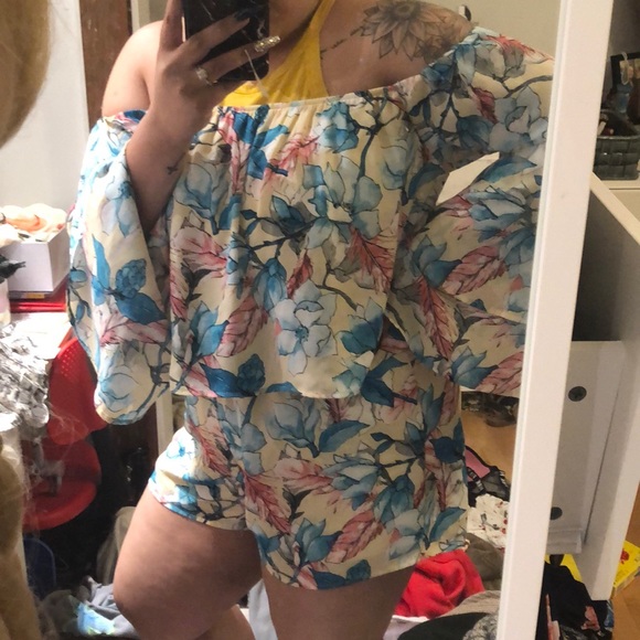 Floral off the shoulder romper - Picture 4 of 5